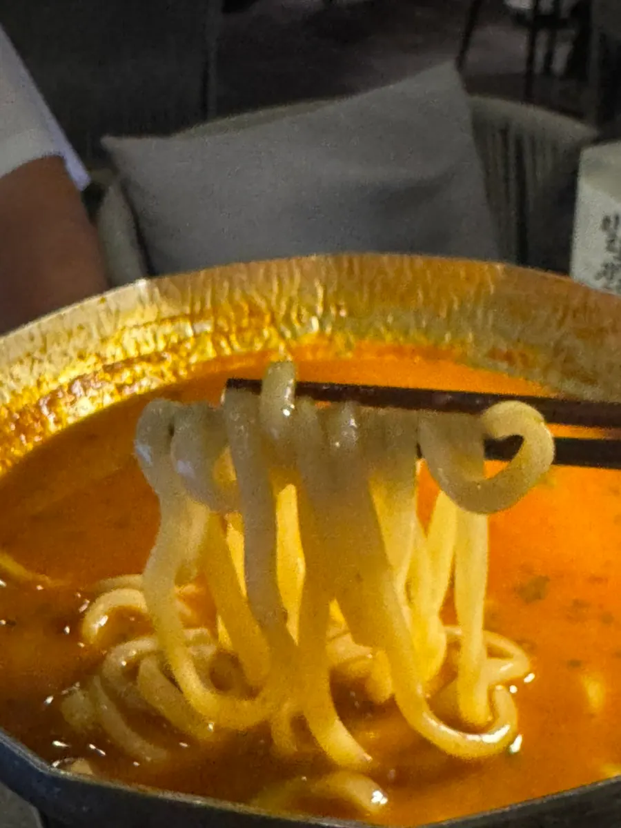 Mì udon được nấu trong phần nước lẩu còn lại