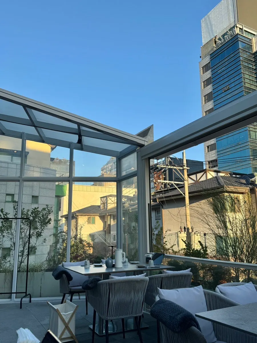 Atmosphere of the terrace seats at Osa Cheongdam