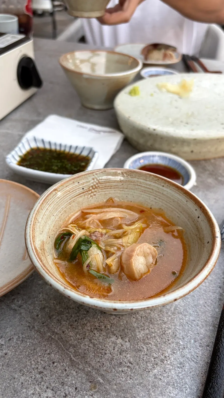 오사 청담 안주와 술이 차려진 테이블 전체