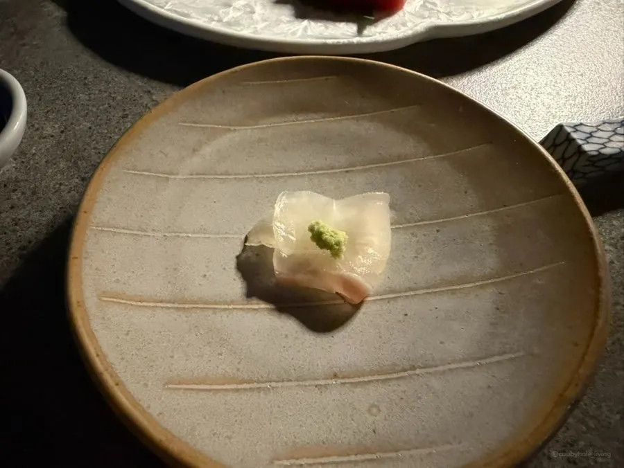 2인 기준 두 점씩 담긴 사시미 접시