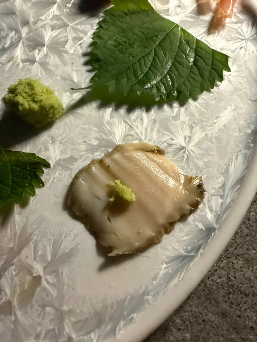 참치와 전복 사시미 한 점