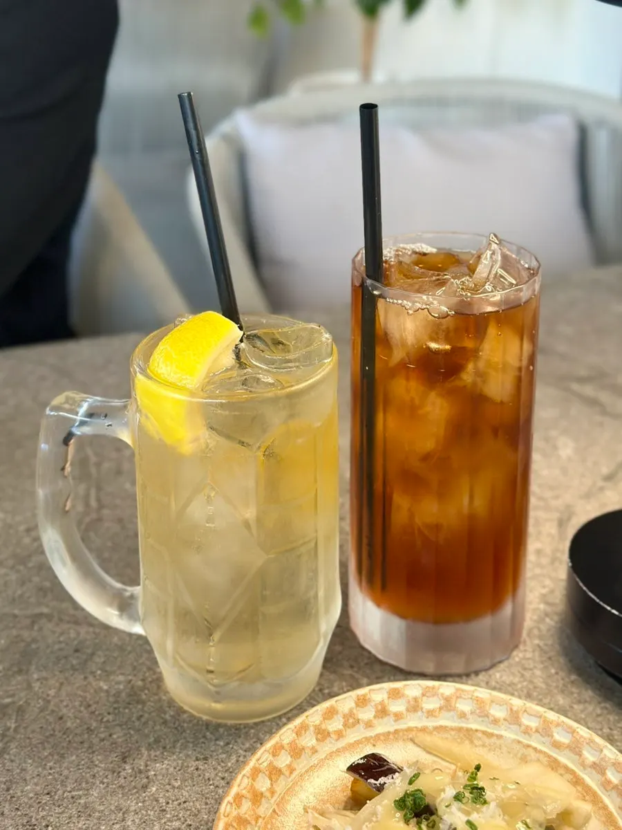 Suntory highball made with tonic, next to oolong tea