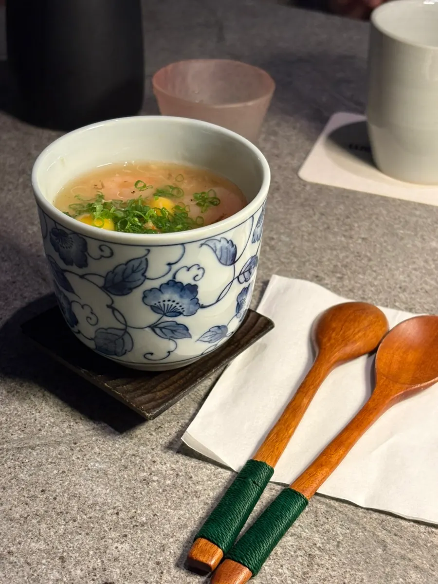 검은 호리병에 담아 나온 소주