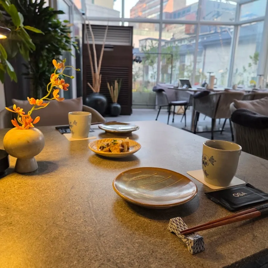 Window seating and lighting at Osa Cheongdam
