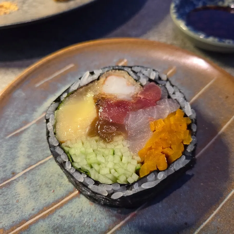 Plate of large half-order futomaki