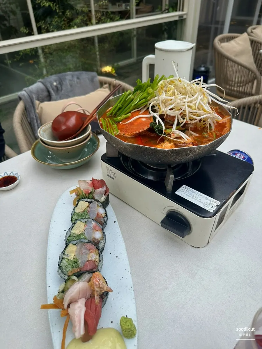 오사 한남 테이블에 차려진 메인 메뉴