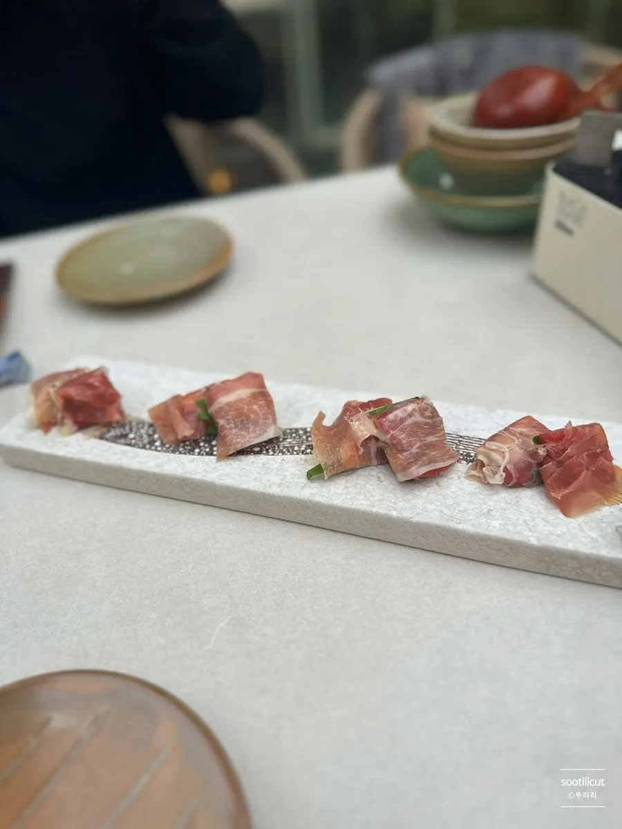 프로슈토로 감싼 생참치 프로슈토 한 접시