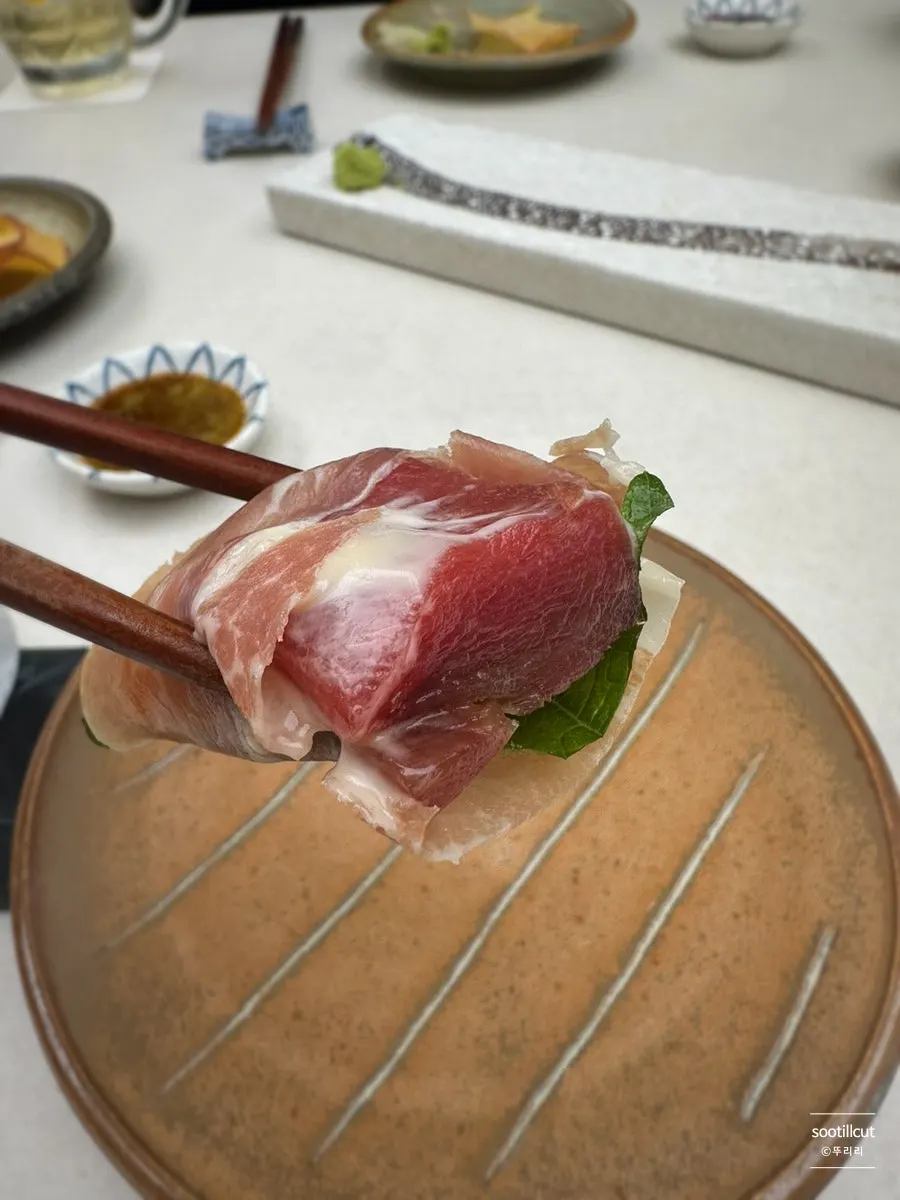 트러플소스를 올린 생참치 프로슈토 클로즈업