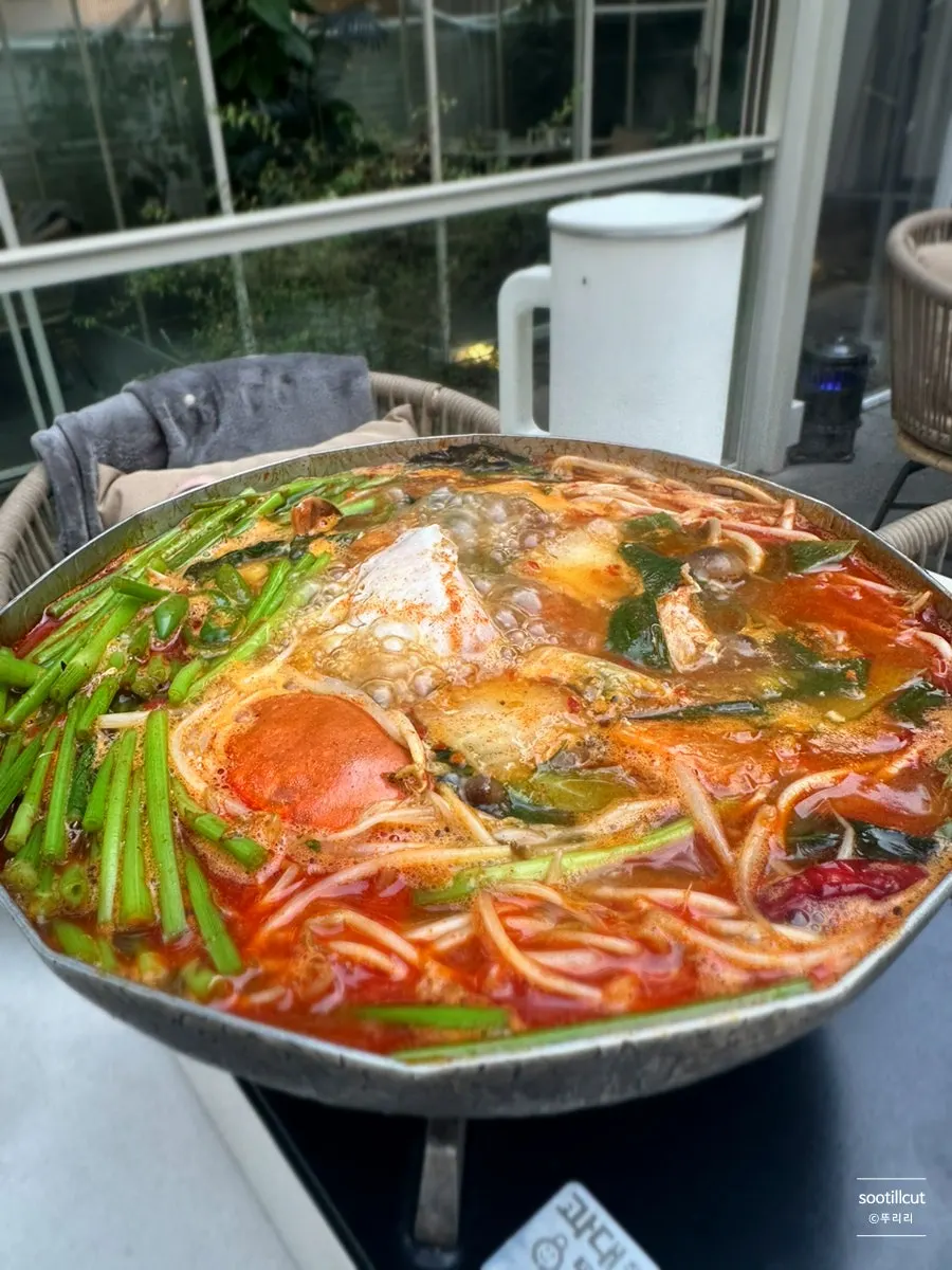 칼칼한 국물이 끓고 있는 꽃게 나베 냄비