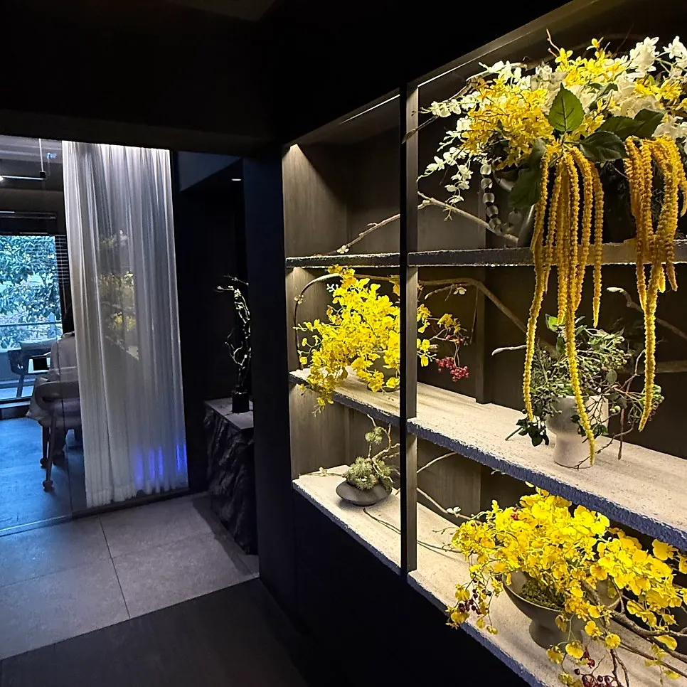 Lounge space at the end of the corridor with a vase object