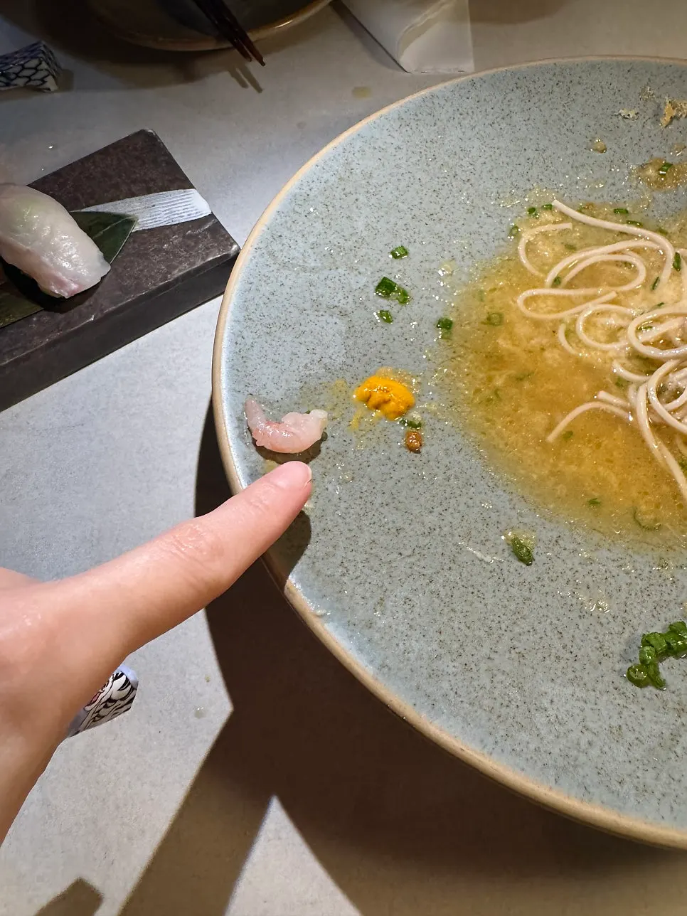 반으로 나눠 남겨둔 우니와 단새우