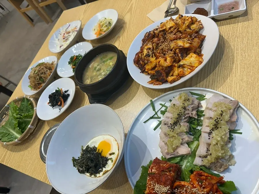 Full table spread of the Ossam Set Meal