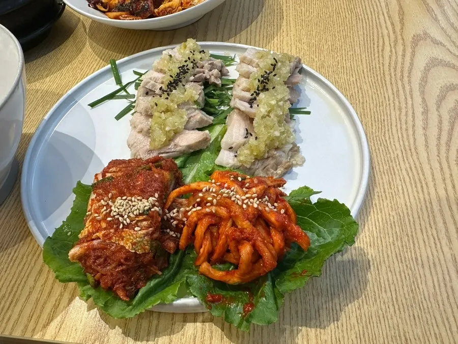 Table setting of stir-fried squid and bossam from the Ossam Set Meal
