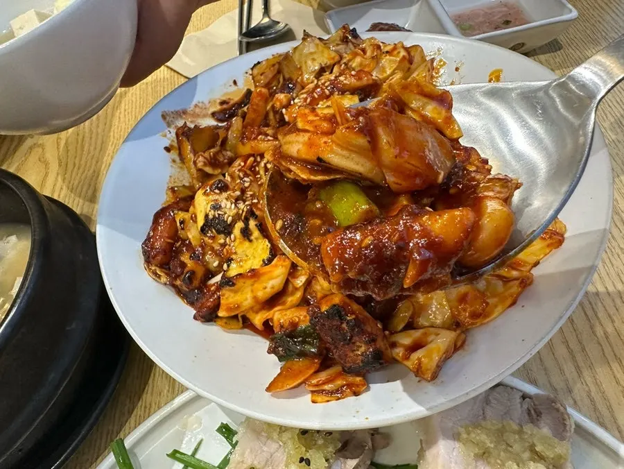 Stir-fried squid cooked with vegetables