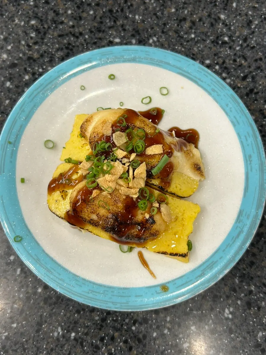 소스와 불맛을 낸 스테이크 초밥