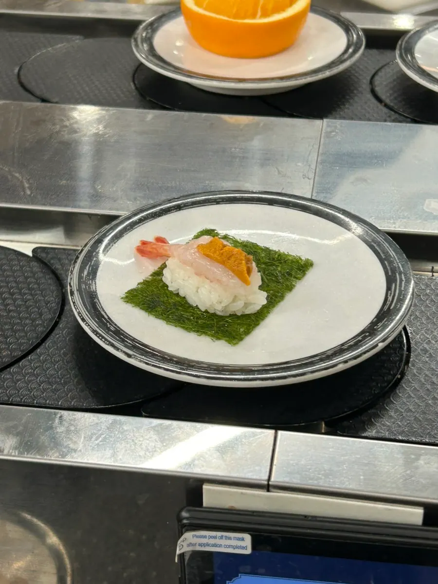 우니가 올라간 고급 초밥