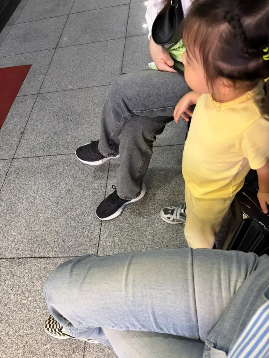 대기 순번을 기다리는 매장 앞 모습