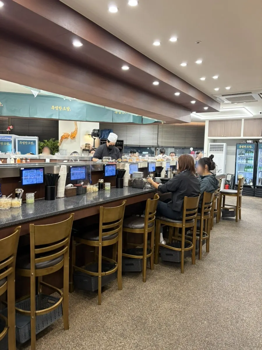 입장 차례가 된 회전초밥집 내부