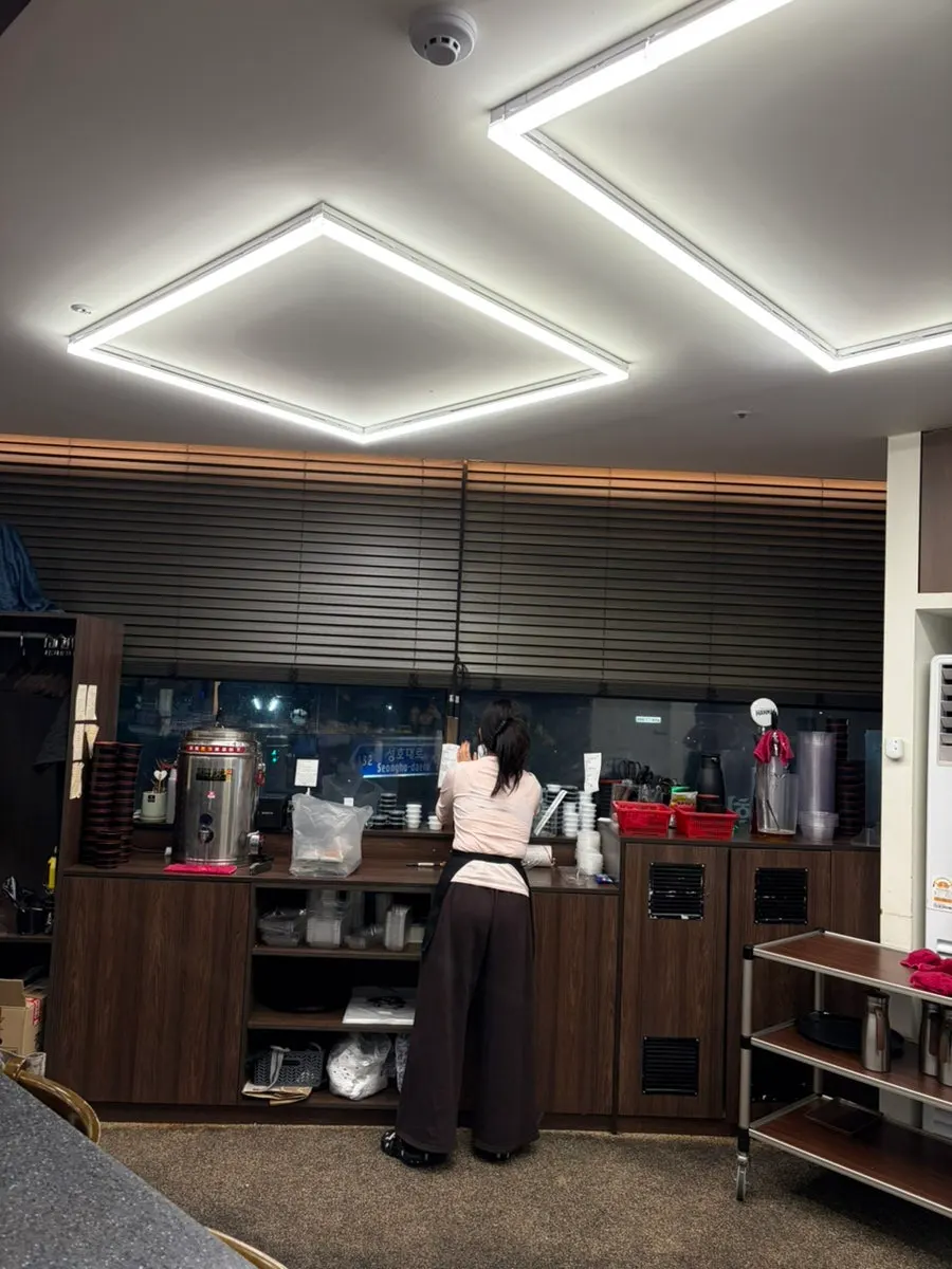 회전 레일이 있는 매장 내부