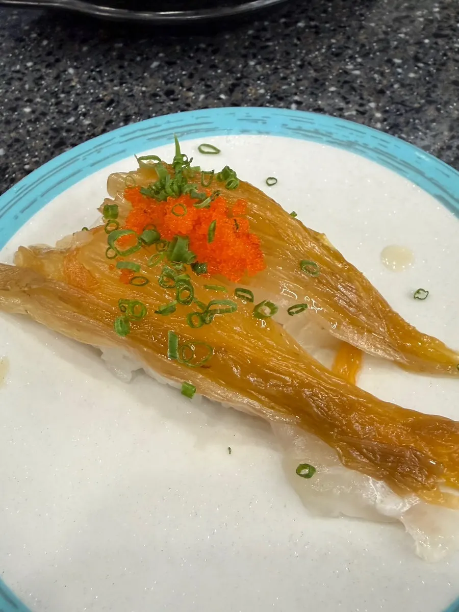 연달아 집어온 초밥 접시