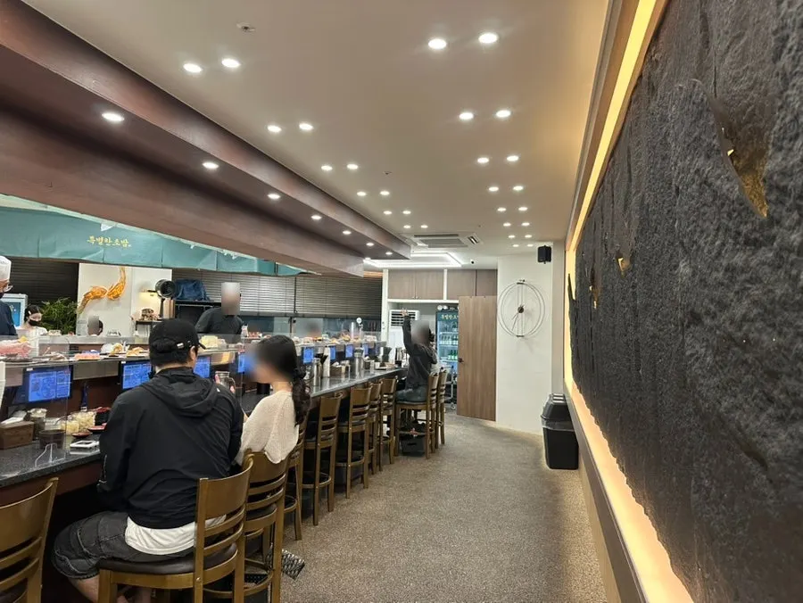 상가 2층 특별한초밥 오산점 밝은 간판