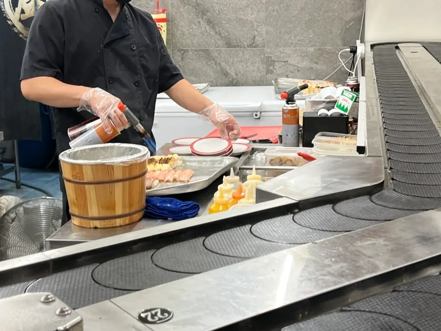 회전초밥 레일과 다찌석이 있는 매장 내부