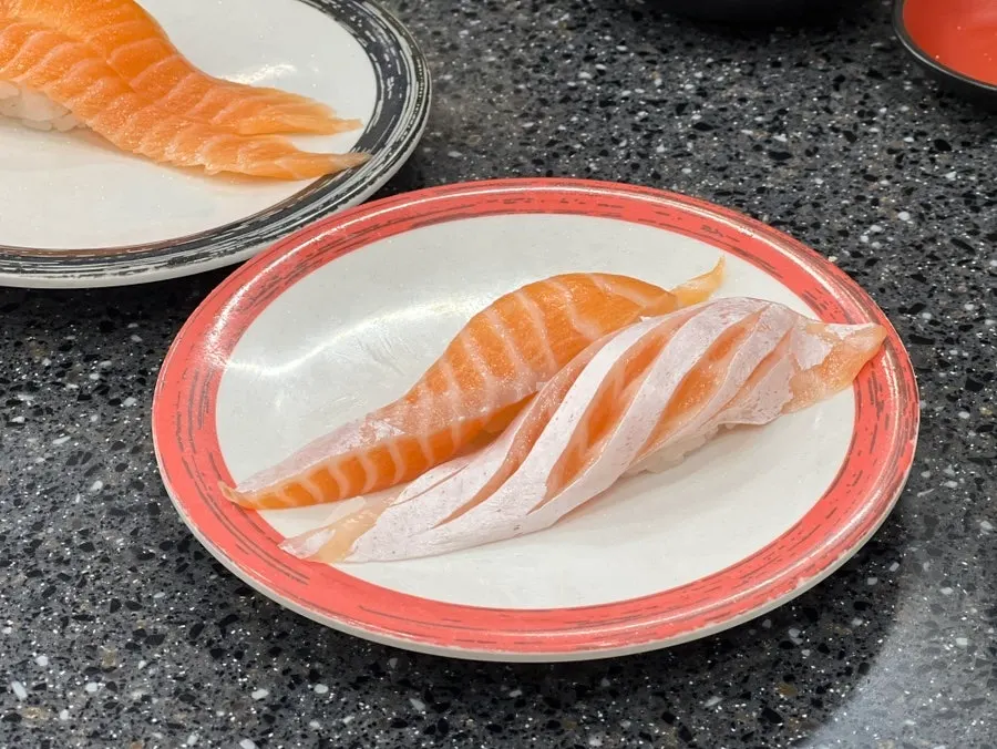 다찌석 자리에 놓인 와사비와 간장