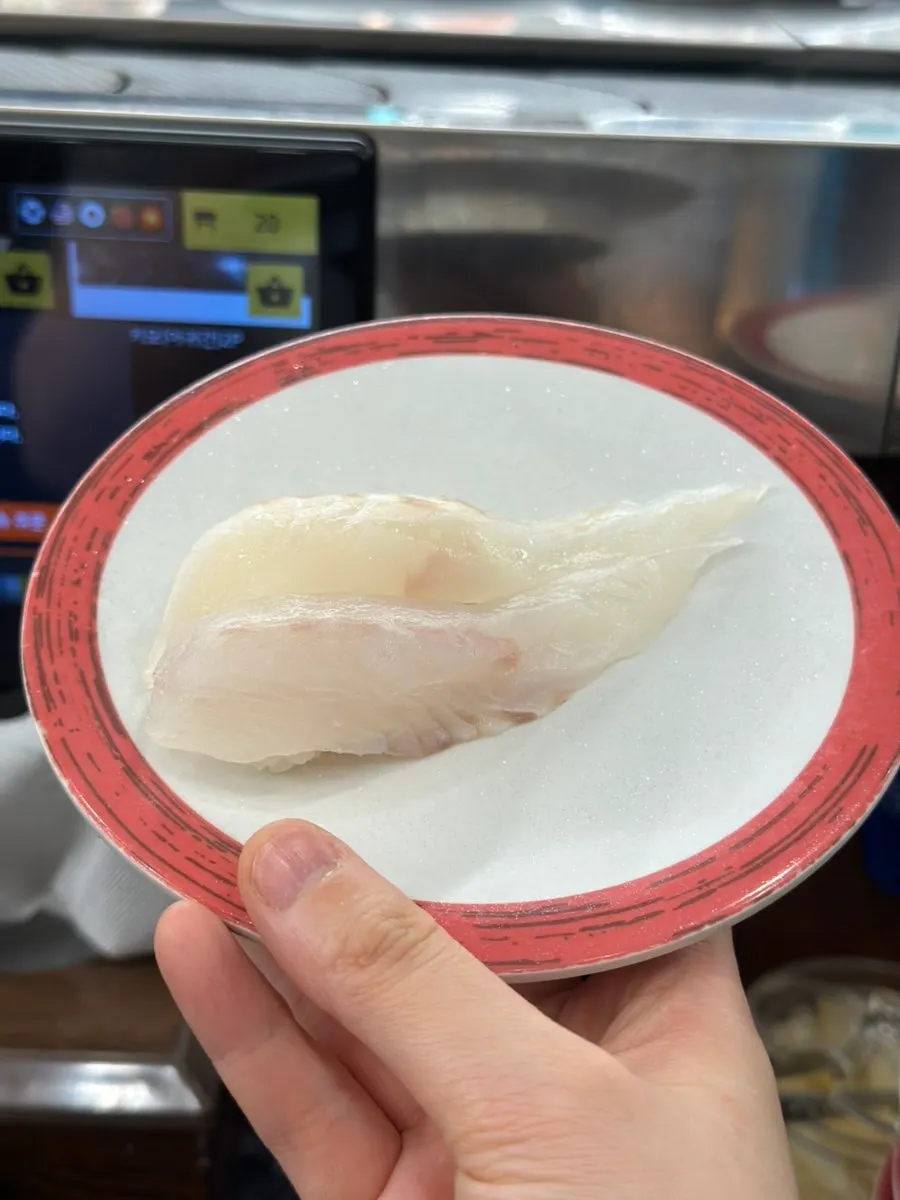 치즈와 칠리소스를 올려 토치로 구운 육회 초밥