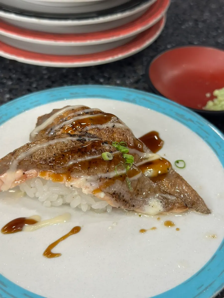 크런치 토핑과 칠리소스를 올린 구운 연어초밥