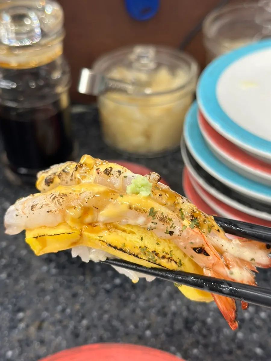 구운 연어초밥 두 점이 놓인 접시