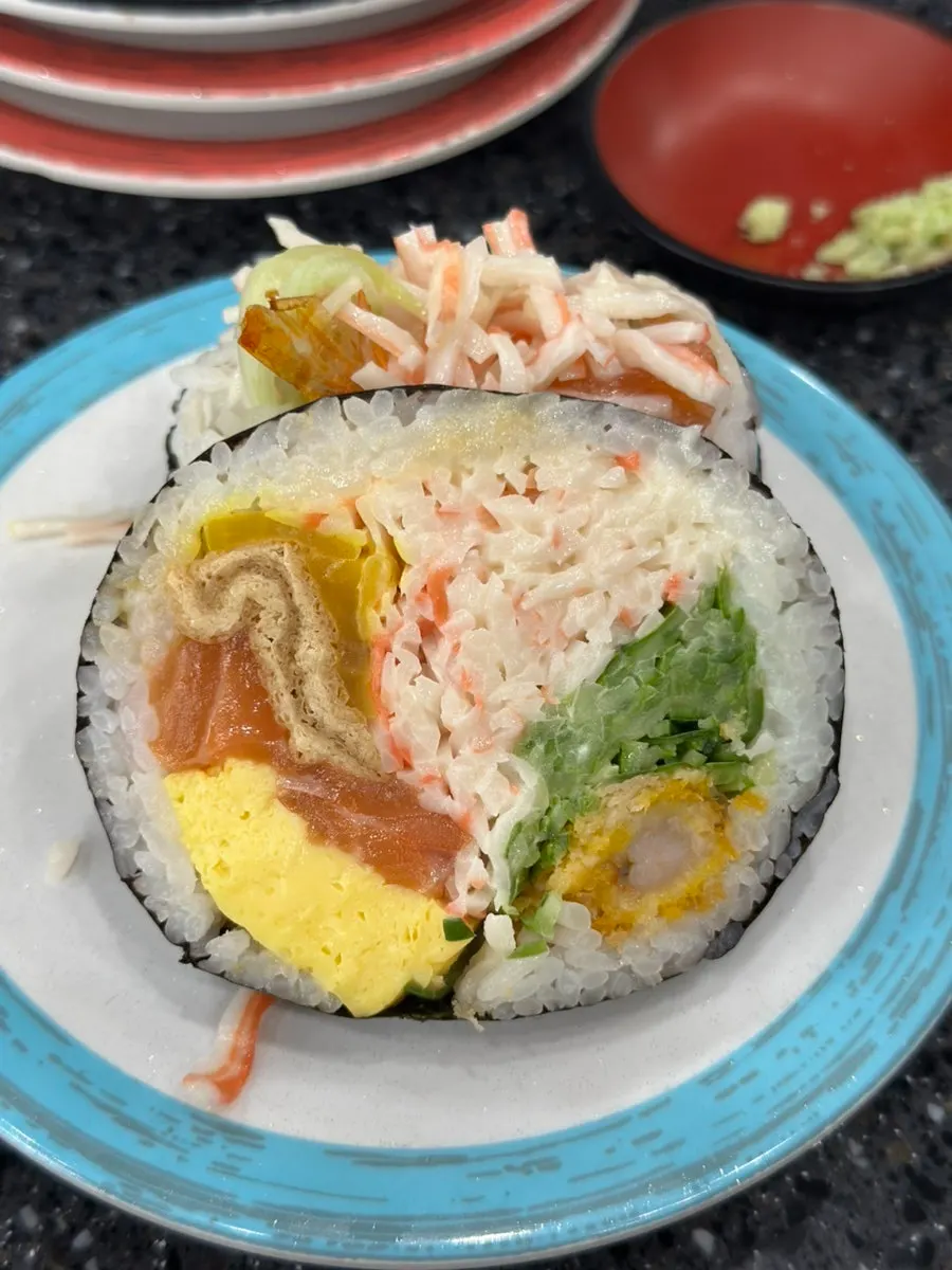 크런치 토핑을 올린 불맛 새우초밥