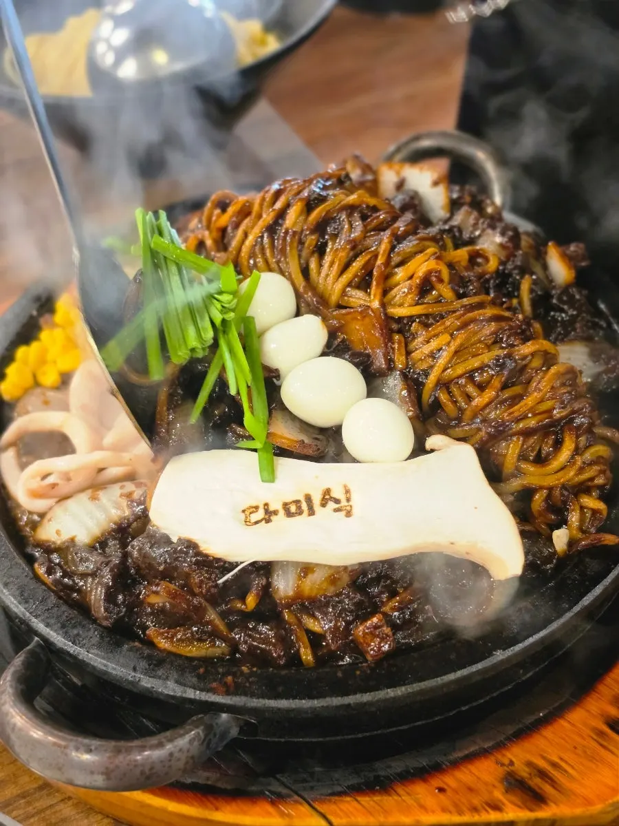 해산물과 양파를 넣은 돌짜장