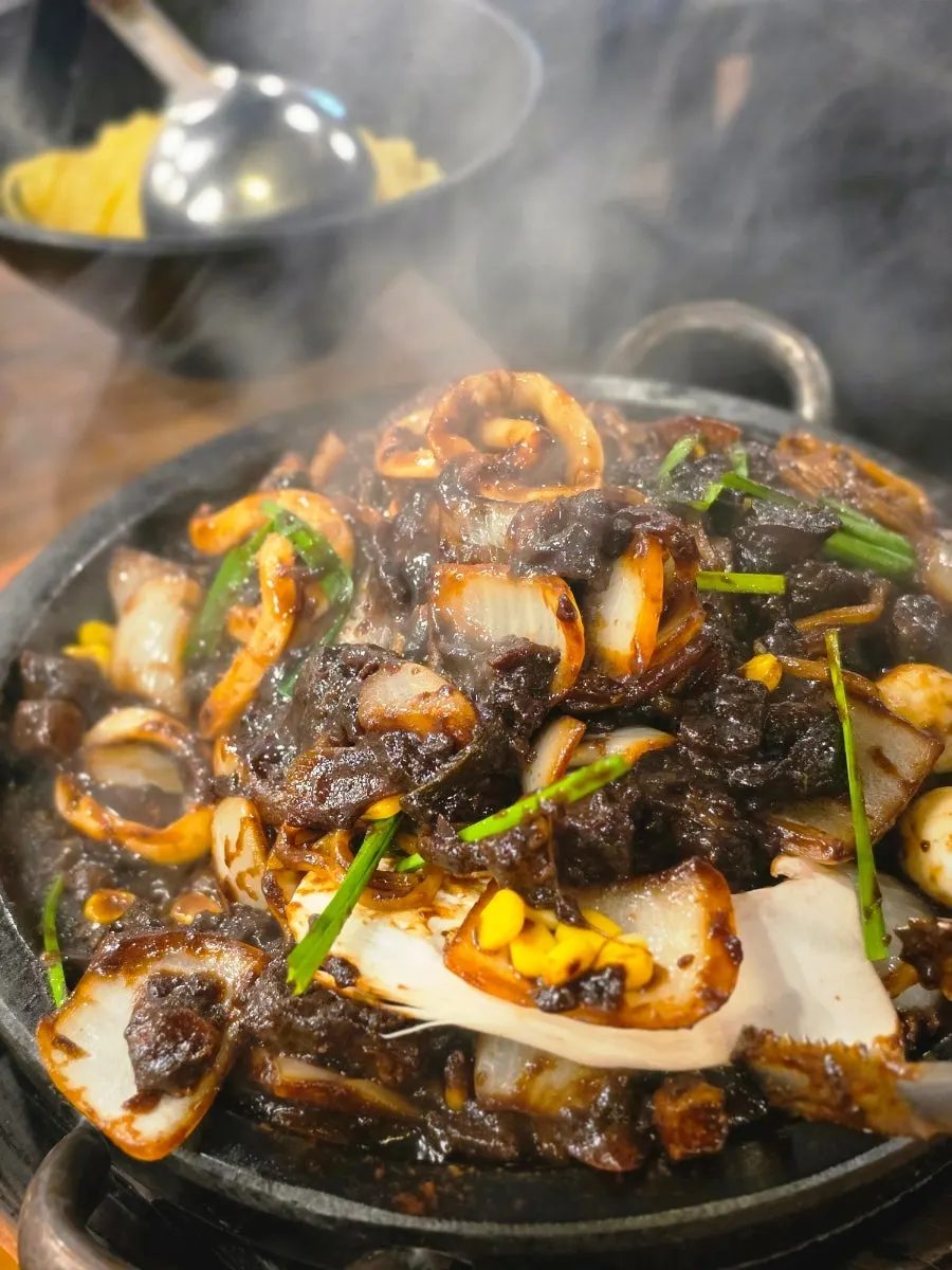 뜨거운 돌판에 담긴 돌짜장