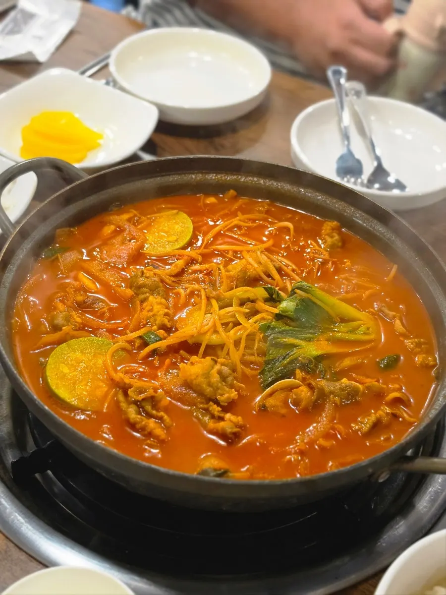 메추리알과 버섯이 든 돌짜장