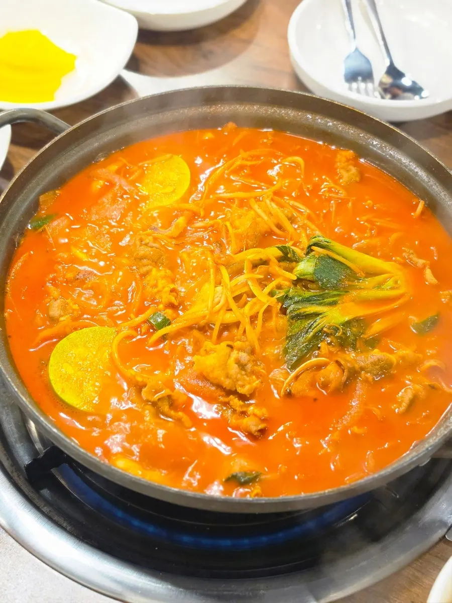 돌짜장 면과 채소 구성