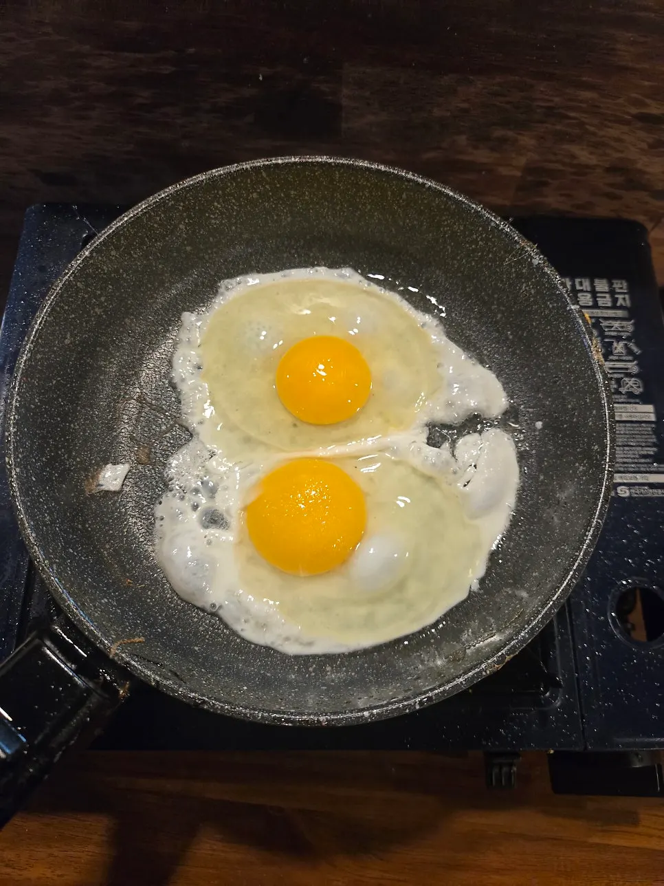 노른자가 터진 계란후라이