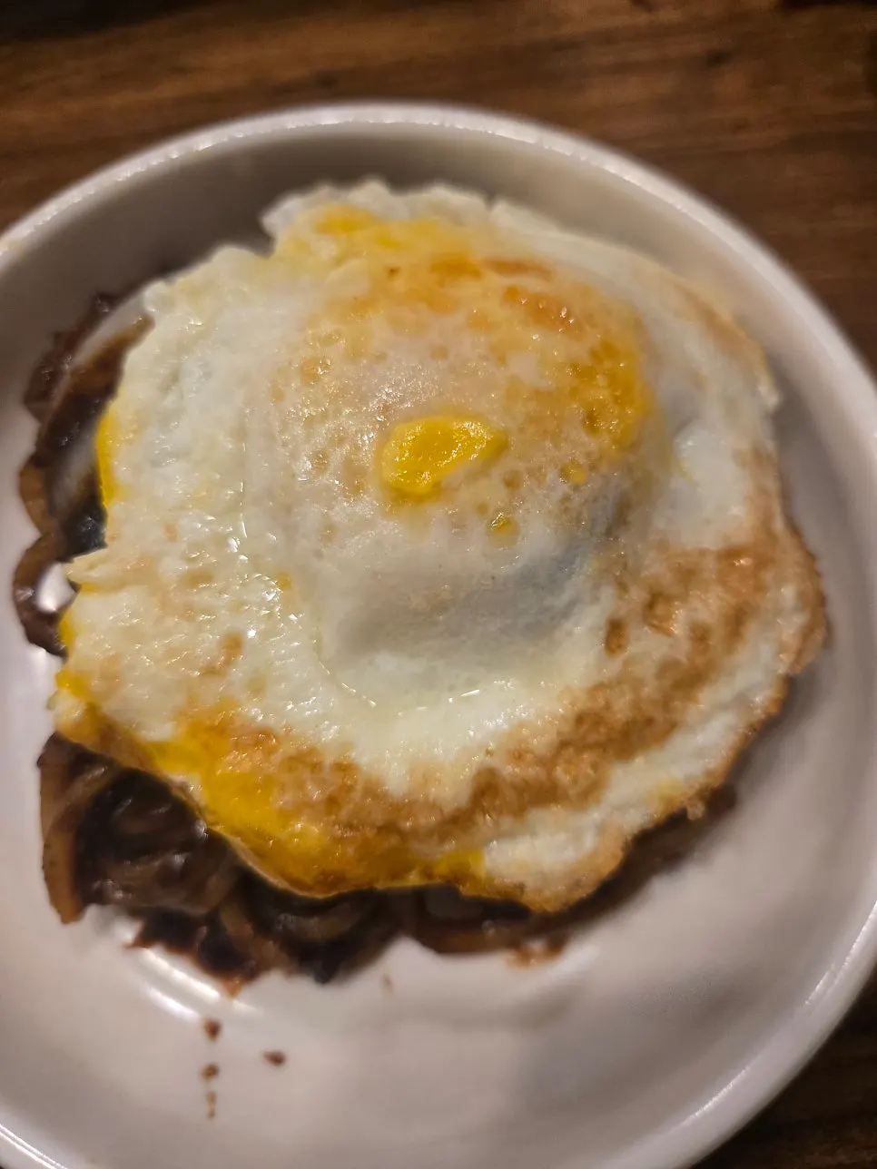 돌짜장 위에 올린 반숙 계란후라이