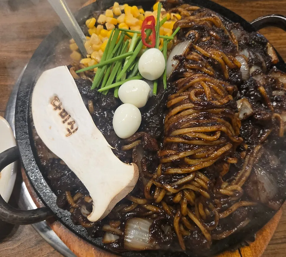 돌판에서 끓는 다미식 돌짜장
