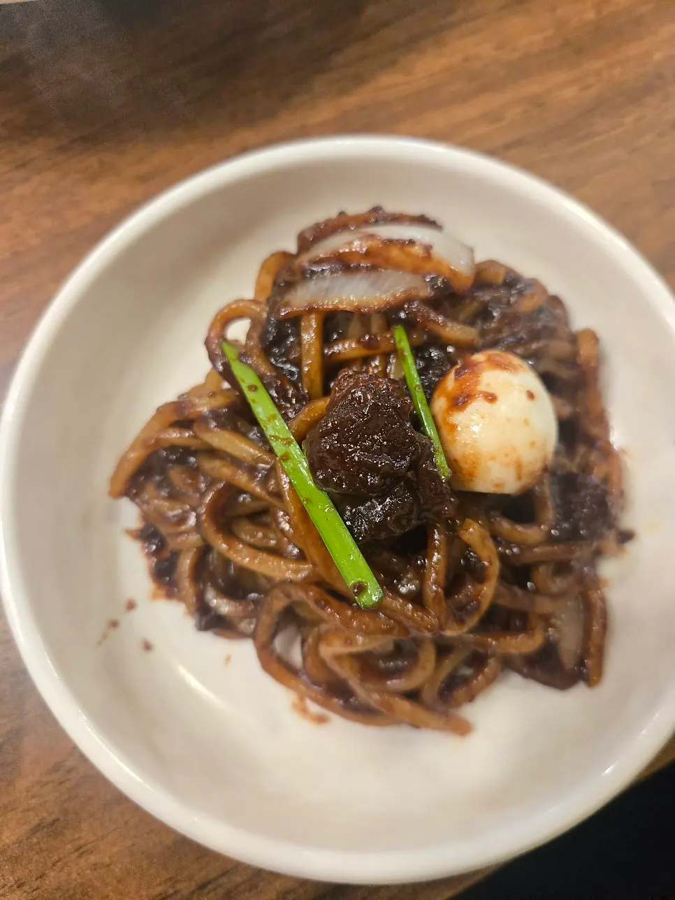 뒤집개로 섞은 돌짜장 면