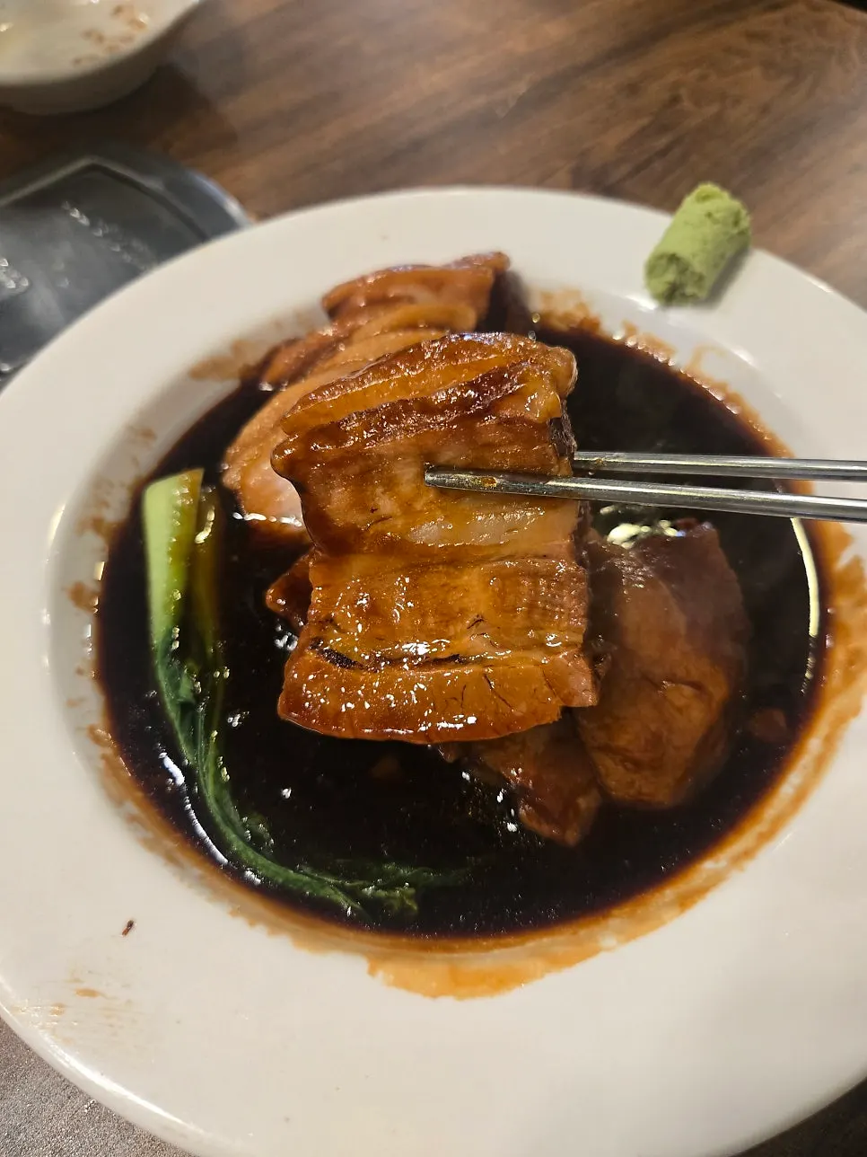 두툼한 동파육 단면