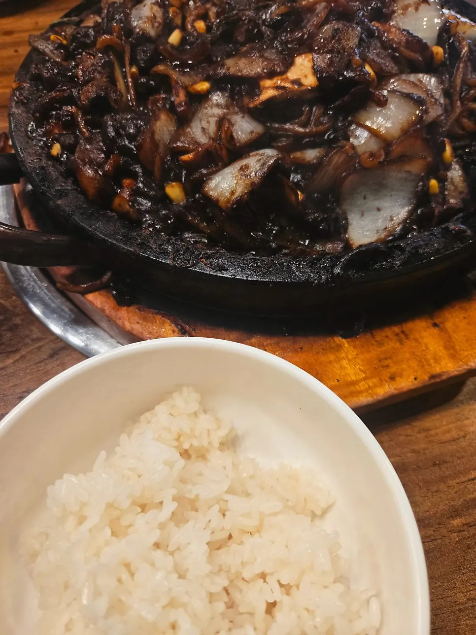 남은 짜장 소스에 비빈 공기밥