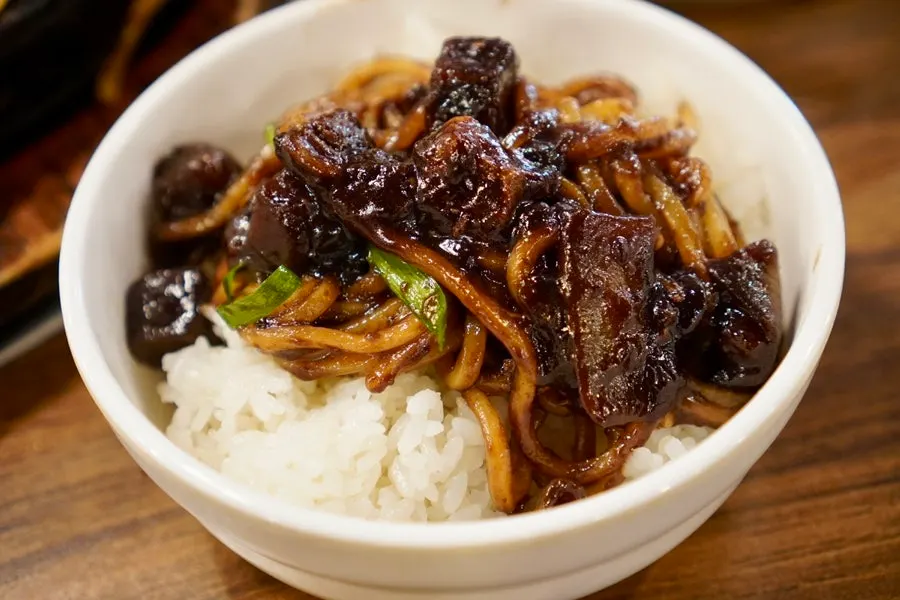 Stone-pot jjajang mixed with quail eggs and garlic chives