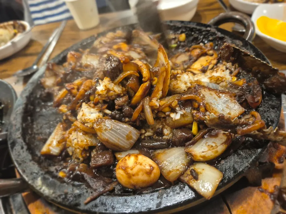 Jjajang rice made by mixing rice on the stone plate