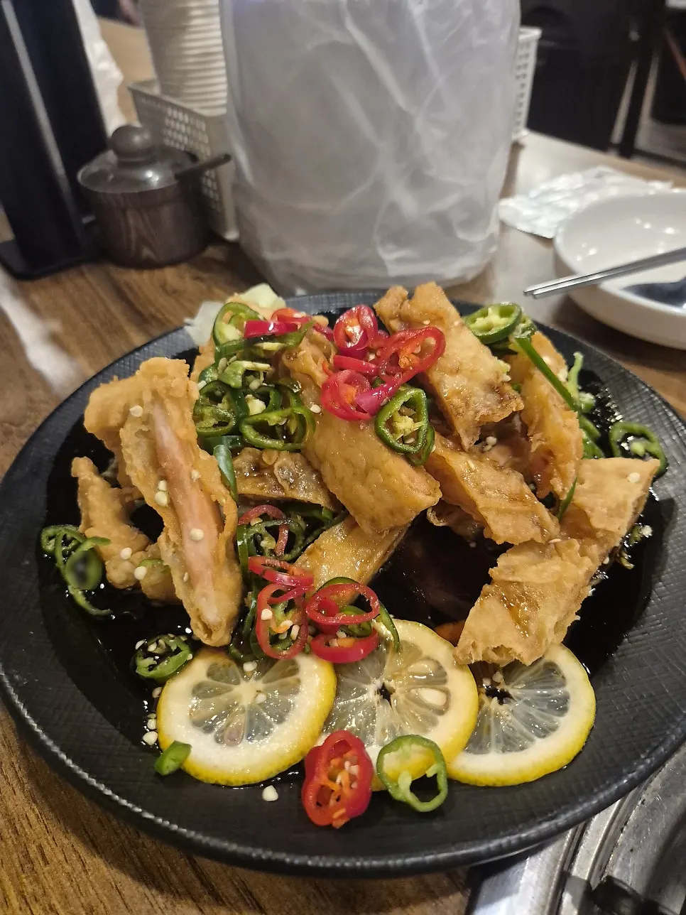 Fried yuringi served with vegetables