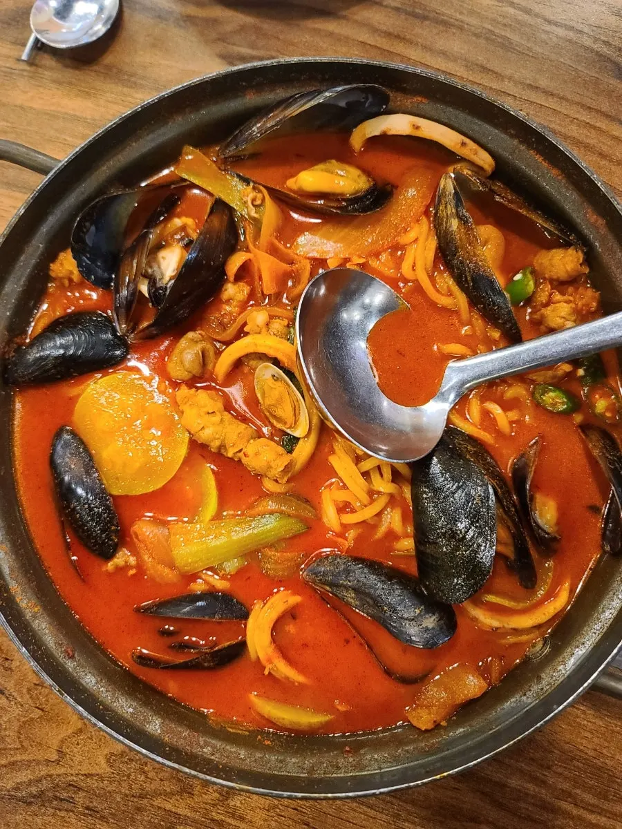 Dami Sik's rich-broth woo-samgyeop jjamppong