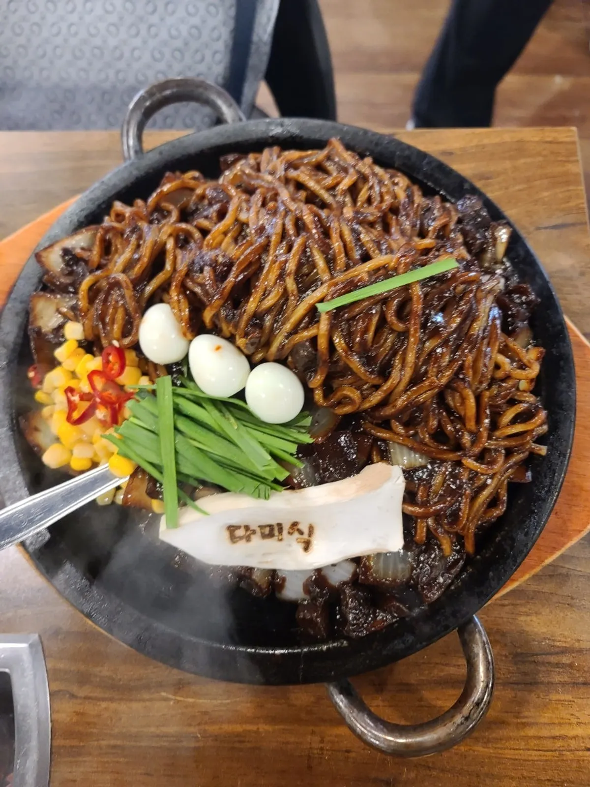 돌판에서 끓는 다미식 돌짜장