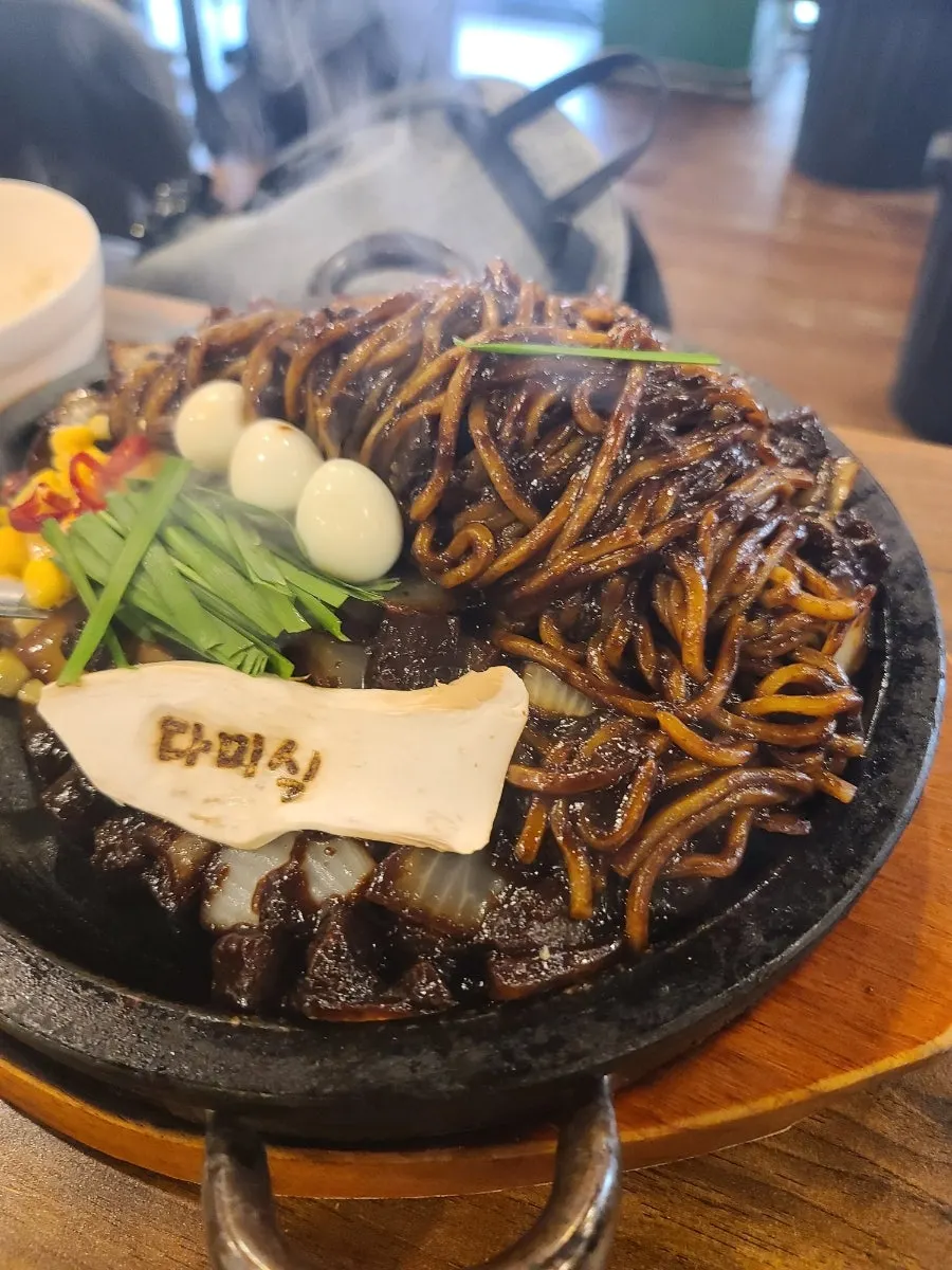 Close-up of the sizzling stone jjajang
