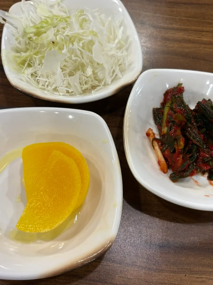 단무지와 파김치, 양배추 샐러드 기본반찬
