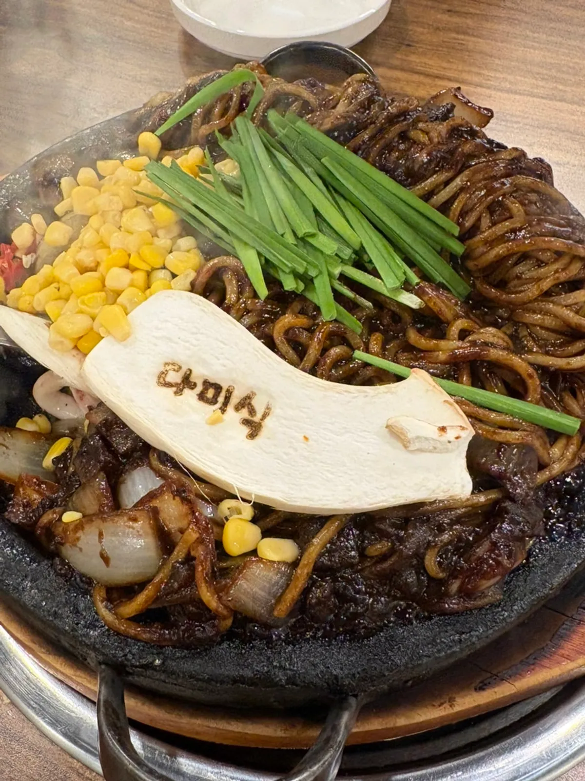 지글지글 끓는 상태로 나온 다미식 돌짜장