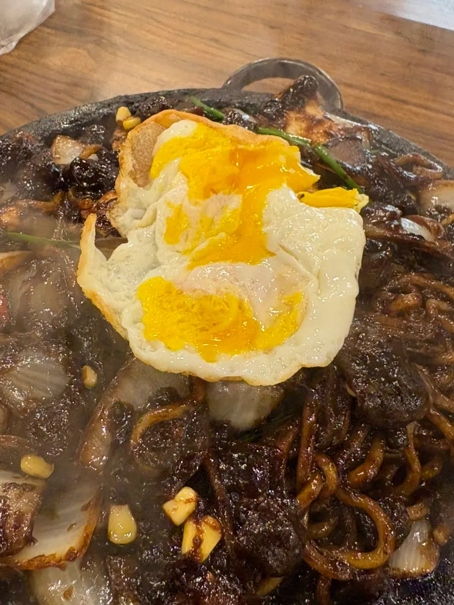돌판 위에서 뒤집어 비빈 돌짜장 면